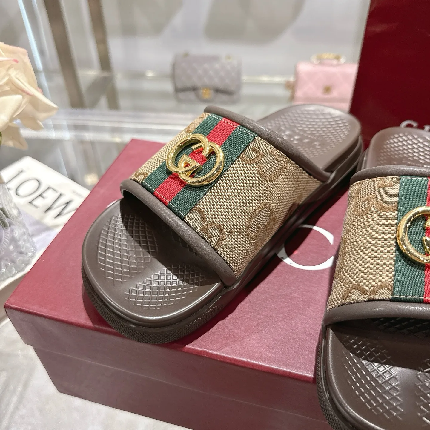 👑 Men's Shoes 420💰 New Summer Men's Slip-On Slides This piece is inspired by the summer spirit and beach clubs of the Italian coast and is part of Gucci Lido. The Pre-Fall collection reinterprets the brand's signature elements and sophisticated patterns in a contemporary way. Made from black rubber, these flat sandals feature a slip-on design that reinterprets the brand's distinctive green and red web design.  GG Classic Upper Men's Molded Rubber Footbed GG Gold Hardware Logo Flat Made in Italy Size: Men's 40 to 47,